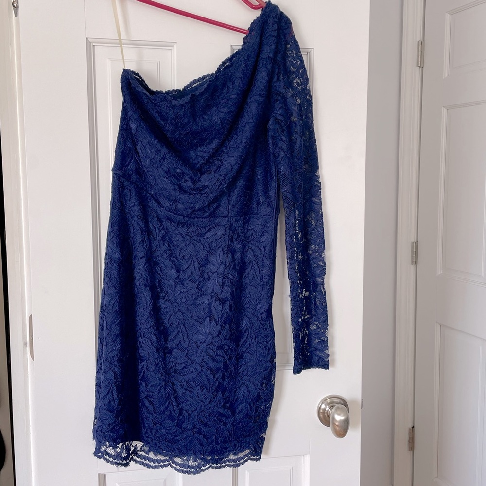 One shoulder lace bodycon dress.